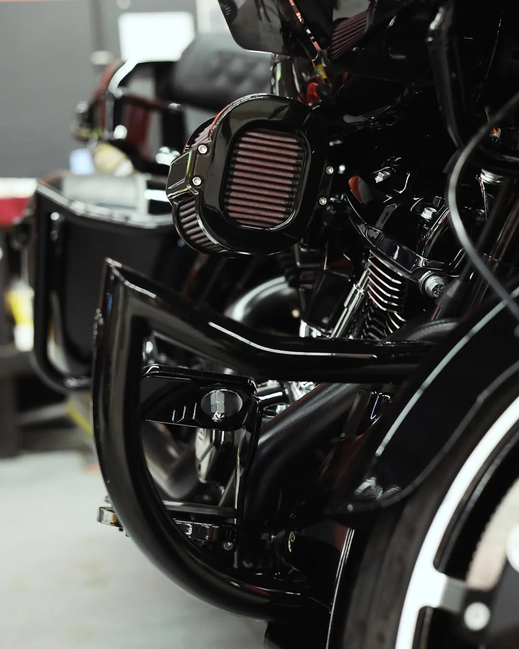 Factory 47 Crash Bar - Guardian Defender Black for Baggers