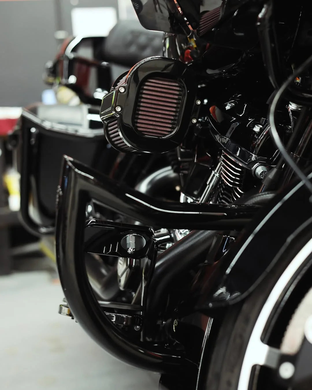 Factory 47 Crash Bar - Guardian Defender Black for Baggers